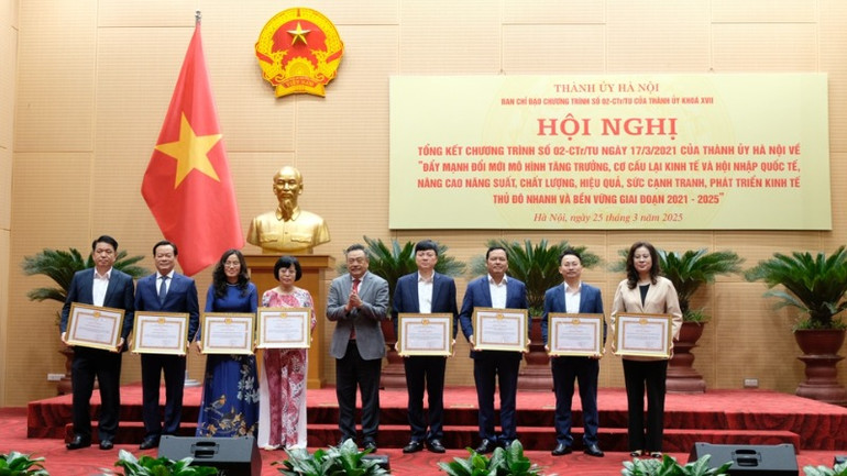 Lãnh đạo thành phố Hà Nội tặng Bằng khen cho các cá nhân, tập thể có thành tích xuất sắc trong thực hiện Chương trình số 02-CTr/TU.