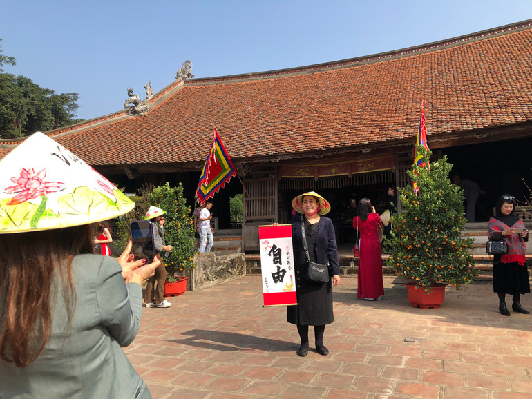 Trải nghiệm viết thư pháp.