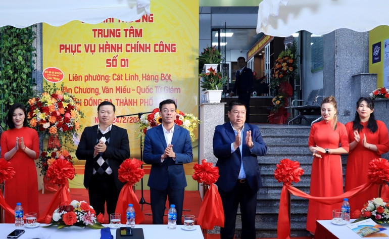 Các đại biểu cắt băng khánh thành Trung tâm. Các đại biểu cắt băng khánh thành Trung tâm.