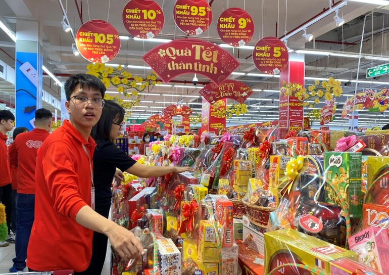 Người tiêu dùng mua hàng tại siêu thị GO! Thăng Long.