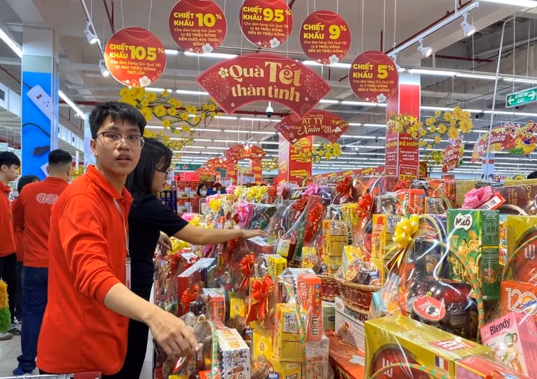 Người tiêu dùng mua hàng tại siêu thị GO! Thăng Long.