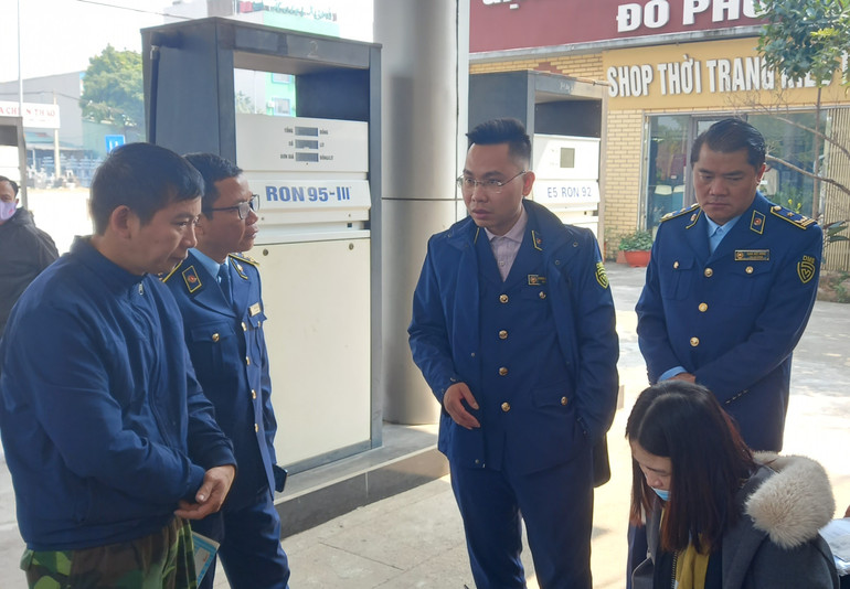 Tổ công tác yêu cầu các cửa hàng xăng, dầu trên địa bàn Hà Nội thực hiện đúng quy định trong kinh doanh mặt hàng này.