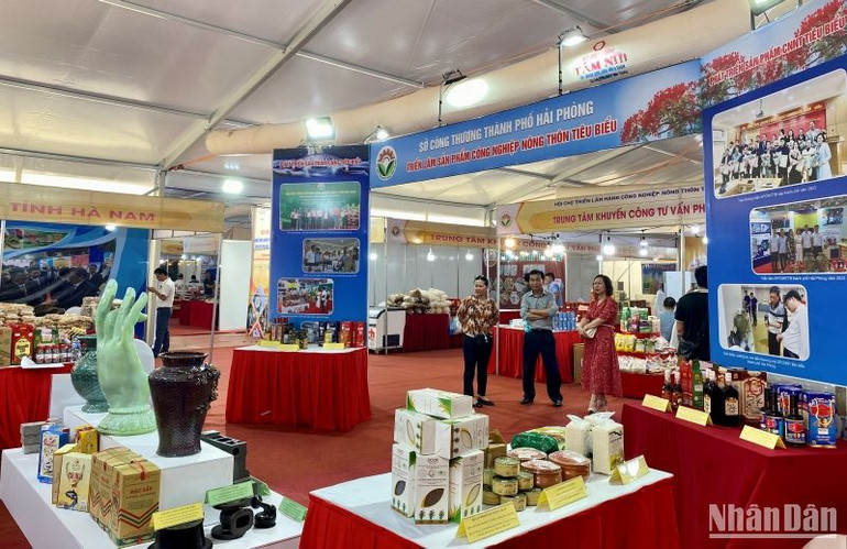 Gian trưng bày các sản phẩm công nghiệp nông thôn tiêu biểu của thành phố Hải Phòng.