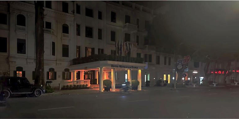 Khách sạn Sofitel Metropole đã chủ động tiết giảm hệ thống chiếu sáng, tắt toàn bộ biển hiệu quảng cáo. Khách sạn Sofitel Metropole đã chủ động tiết giảm hệ thống chiếu sáng, tắt toàn bộ biển hiệu quảng cáo.