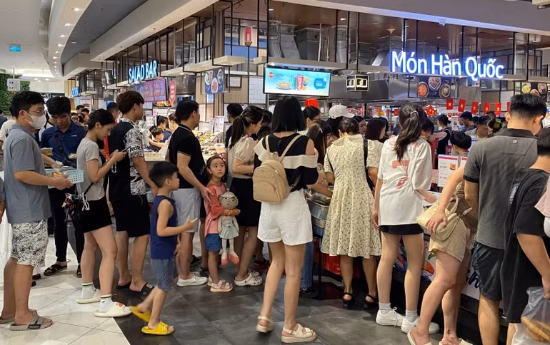 Lượng khách đến Trung tâm thương mại Aeon Hà Đông tăng cao nên phải xếp hàng chờ đến lượt thanh toán. Lượng khách đến Trung tâm thương mại Aeon Hà Đông tăng cao nên phải xếp hàng chờ đến lượt thanh toán.