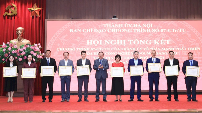 Lãnh đạo Thành ủy Hà Nội trao Bằng khen cho các cá nhân, tập thể xuất sắc.