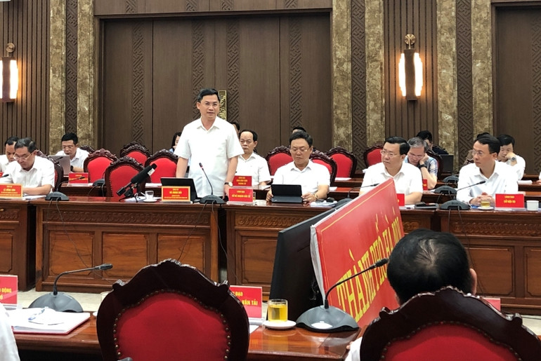 Các đại biểu đóng góp ý kiến, đề xuất trong các lĩnh vực cải cách hành chính và xử lý rác thải.