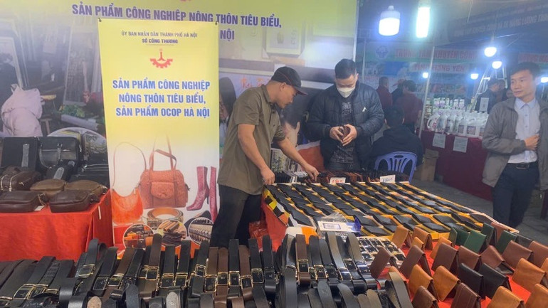 Một gian hàng của doanh nghiệp Hà Nội tại hội chợ.