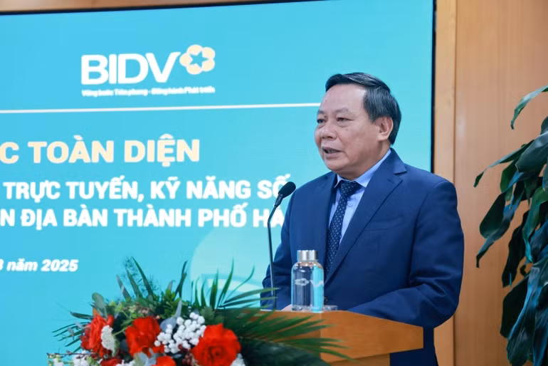 Phó Bí thư Thường trực Thành ủy Hà Nội Nguyễn Văn Phong phát biểu tại buổi lễ ký kết.