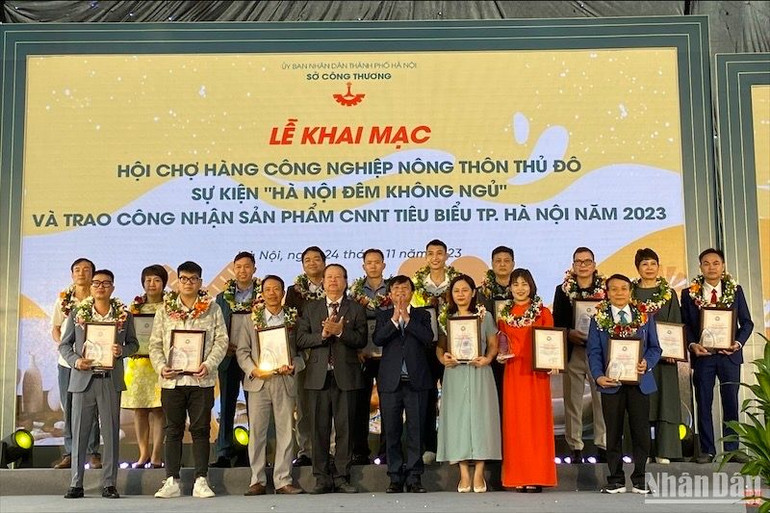 Sở Công thương Hà Nội trao giấy chứng nhận sản phẩm công nghiệp nông thôn tiêu biểu cấp thành phố năm 2023 cho các cơ sở.