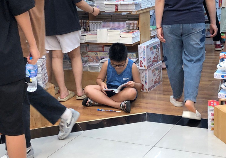 Những cậu bé, cô bé ngồi ngay dưới sàn và say sưa đọc sách. Những cậu bé, cô bé ngồi ngay dưới sàn và say sưa đọc sách.