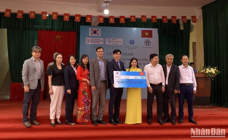 Đại diện dự án SGI Dream Class trao tặng phòng máy tính cho trường THCS Tri Trung. Đại diện dự án SGI Dream Class trao tặng phòng máy tính cho trường THCS Tri Trung.