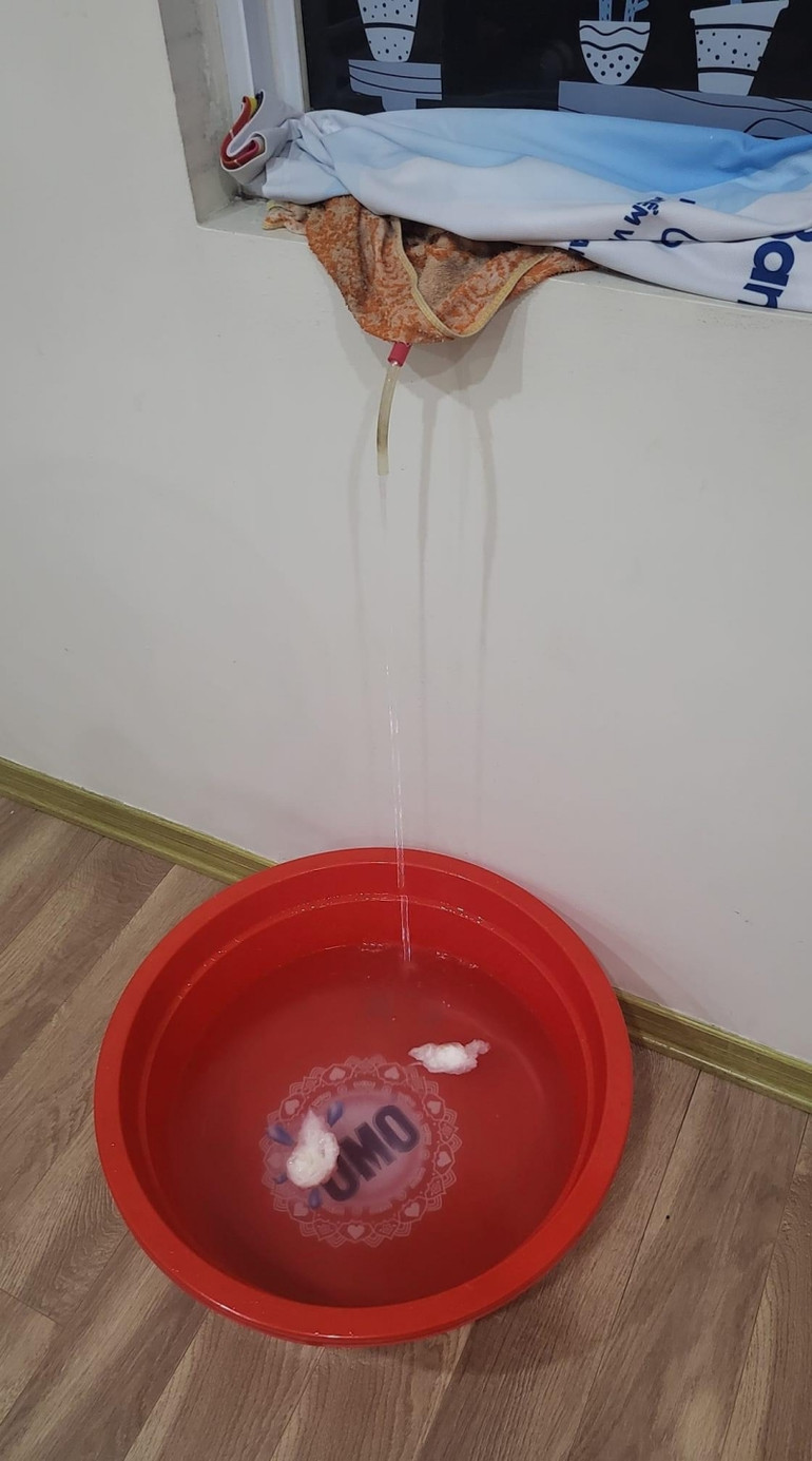 Sử dụng cả dây vòi để thoát nước cho nhanh.