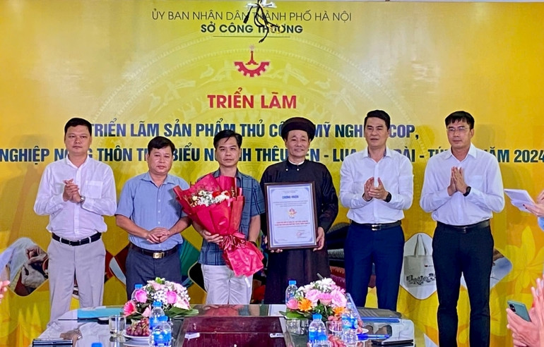 Cũng tại sự kiện này, Sở Công thương Hà Nội đã trao Giấy chứng nhận Trung tâm thiết kế sáng tạo, giới thiệu, quảng bá và bán sản phẩm OCOP, làng nghề may truyền thống Trạch Xá cho đại diện của huyện Ứng Hòa.