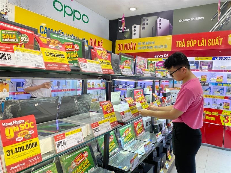 Các sản phẩm điện tử được giảm giá tại siêu thị Mediamart Hai Bà Trưng.