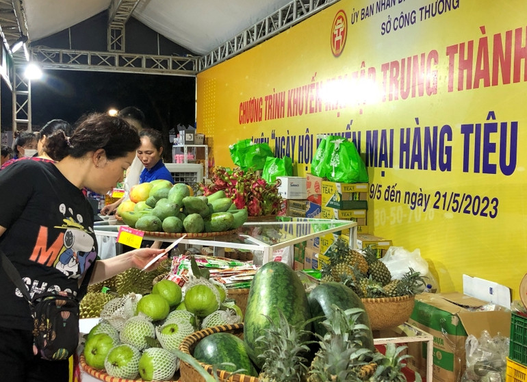 Người tiêu dùng mua sắm tại “Ngày hội khuyến mại hàng tiêu dùng và nông sản”. Người tiêu dùng mua sắm tại “Ngày hội khuyến mại hàng tiêu dùng và nông sản”.