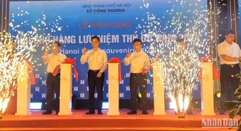 Các đại biểu cắt băng khai mạc hội chợ.