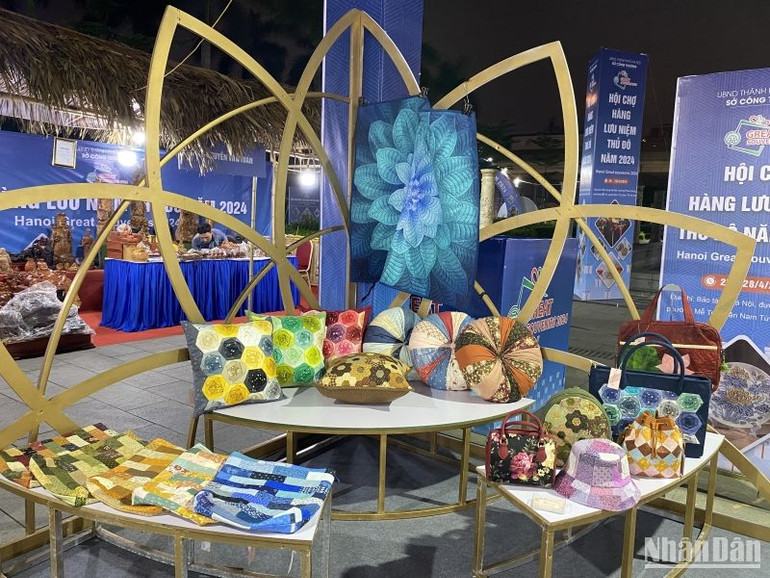 Nhiều mặt hàng thủ công mỹ nghệ của Hà Nội đã xuất khẩu ra thị trường quốc tế.