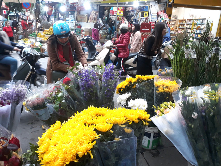 Hoa tươi tăng giá mạnh so với ngày thường.