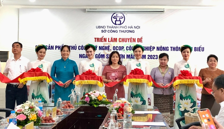 Các đại biểu cắt băng khai mạc triển lãm.