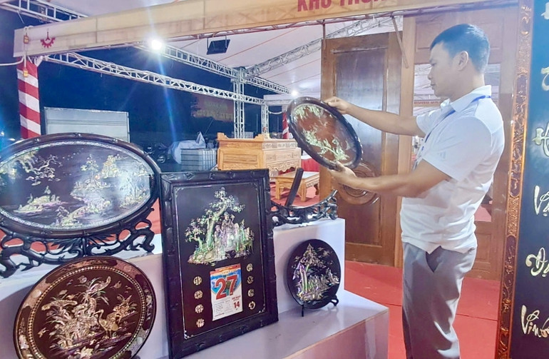 Nhiều sản phẩm truyền thống của làng nghề được giới thiệu tại triển lãm.