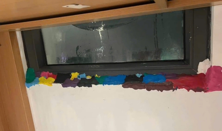 Nhiều gia đình còn lấy đất nặn để bịt khe cửa, ngăn không cho nước thấm vào.