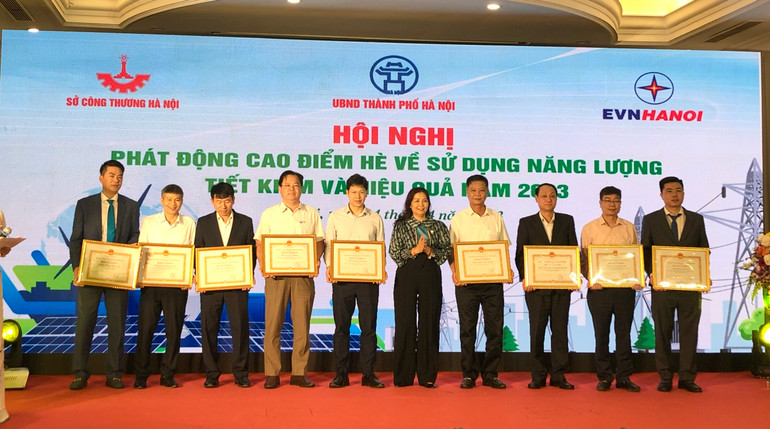 Trao bằng khen cho các cá nhân, tập thể có thành tích trong chương trình Sử dụng năng lượng tiết kiệm và hiệu quả thành phố Hà Nội năm 2022.