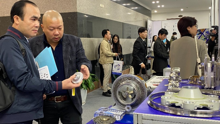 Các doanh nghiệp giới thiệu sản phẩm, công nghệ trong khuôn khổ Hội thảo quốc tế lĩnh vực công nghiệp hàng không do Sở Công thương Hà Nội tổ chức.