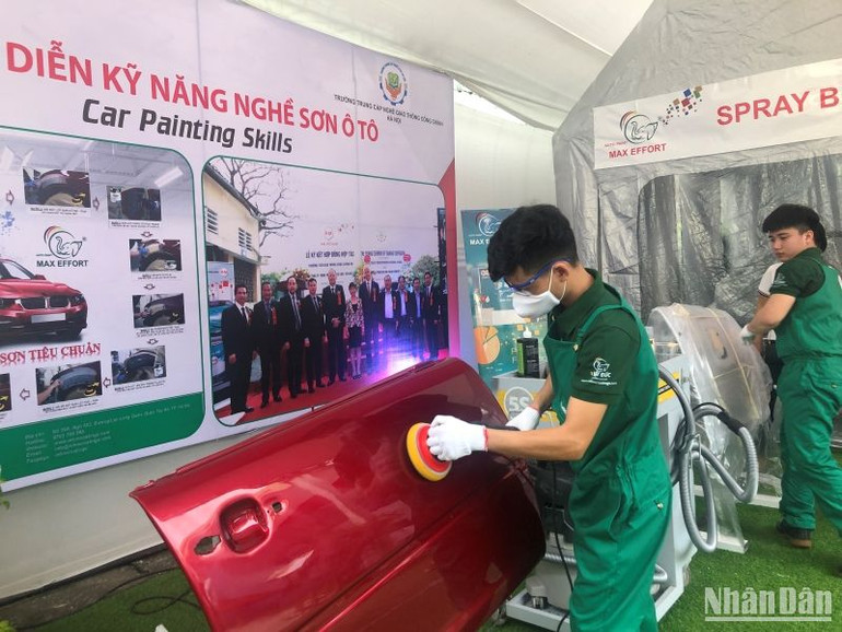 Trình diễn kỹ năng nghề tại Ngày hội gắn kết giáo dục nghề nghiệp Thủ đô với thị trường lao động.