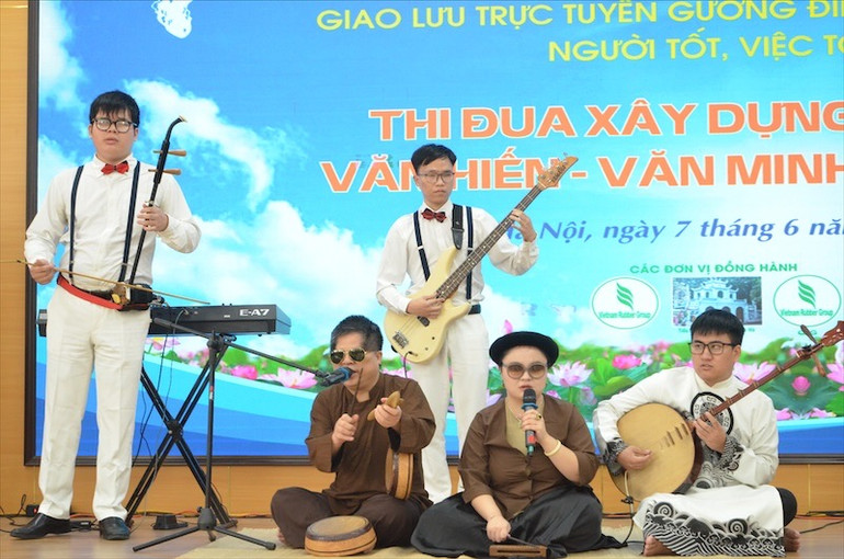 Ban nhạc người khiếm thị "Nắng mới" biểu diễn tại buổi giao lưu.