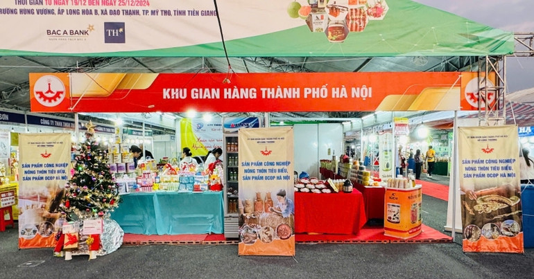 Khu gian hàng của thành phố Hà Nội tại hội chợ.