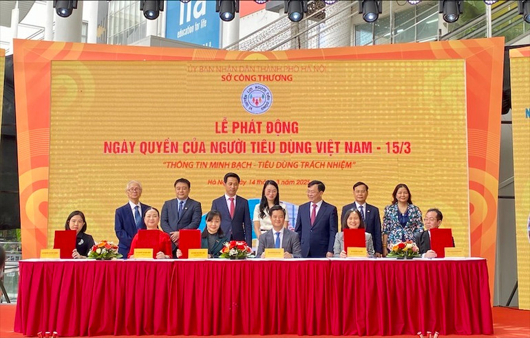 Đại diện Sở Công thương Hà Nội và các doanh nghiệp ký cam kết về bảo vệ quyền lợi người tiêu dùng. (ẢNH: NGUYÊN TRANG)