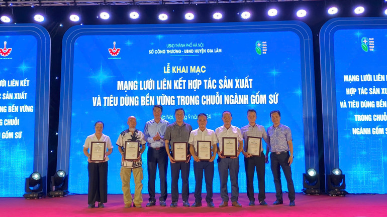 Trao chứng nhận cho các doanh nghiệp, cơ sở sản xuất tham gia chương trình.