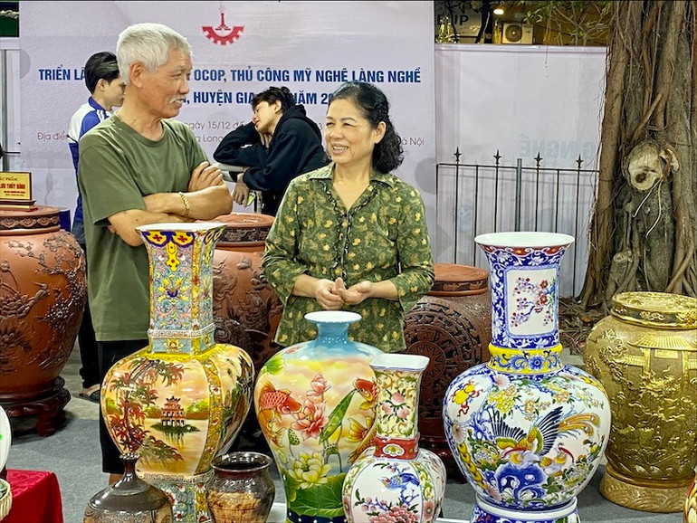 Đây cũng là cơ hội cho nhiều nghệ nhân, thợ nghề trong ngành gốm sứ gặp gỡ, trao đổi.