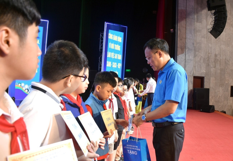 Tặng quà cho con em người lao động có hoàn cảnh khó khăn.