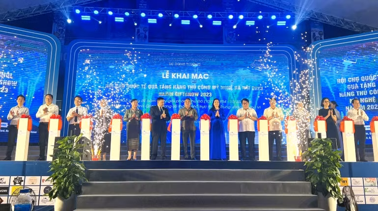 Các đại biểu cắt băng khai mạc Hội chợ.