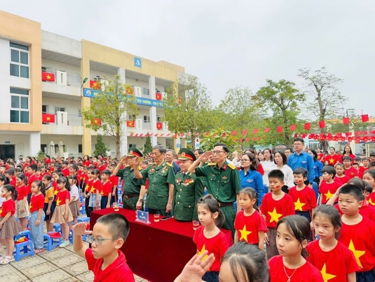 Các nhân chứng lịch sử đã đến giao lưu, kể lại cho các em học sinh những câu chuyện về lòng yêu nước của thế hệ cha anh.