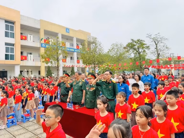 Các nhân chứng lịch sử đã đến giao lưu, kể lại cho các em học sinh những câu chuyện về lòng yêu nước của thế hệ cha anh.