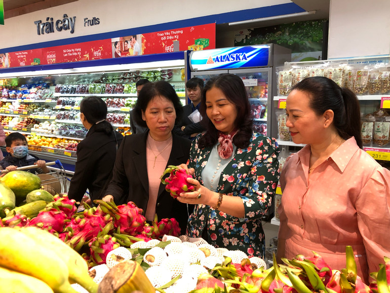 Đoàn công tác đánh giá, hàng hóa Tết năm nay dồi dào, phong phú. Đoàn công tác đánh giá, hàng hóa Tết năm nay dồi dào, phong phú.