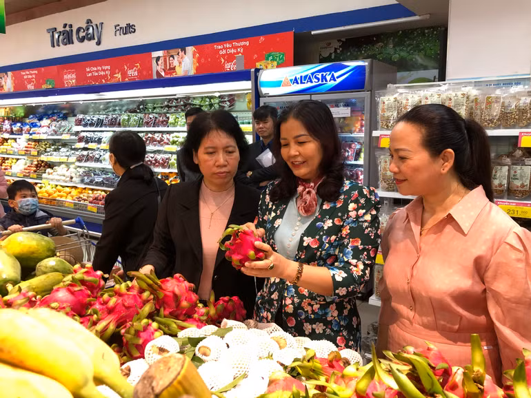 Đoàn công tác đánh giá, hàng hóa Tết năm nay dồi dào, phong phú.