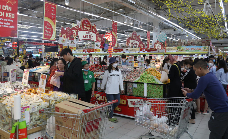 Người dân Thủ đô tấp nập sắm Tết tại siêu thị Big C Thăng Long. Người dân Thủ đô tấp nập sắm Tết tại siêu thị Big C Thăng Long.