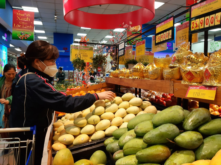 Người tiêu dùng lựa chọn các sản phẩm hàng hóa Tết tại siêu thị Sài Gòn Co.op Mart. Người tiêu dùng lựa chọn các sản phẩm hàng hóa Tết tại siêu thị Sài Gòn Co.op Mart.