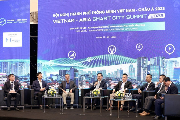 Các đại biểu trao đổi, thảo luận về các giải pháp chuyển đổi số, xây dựng thành phố thông minh.