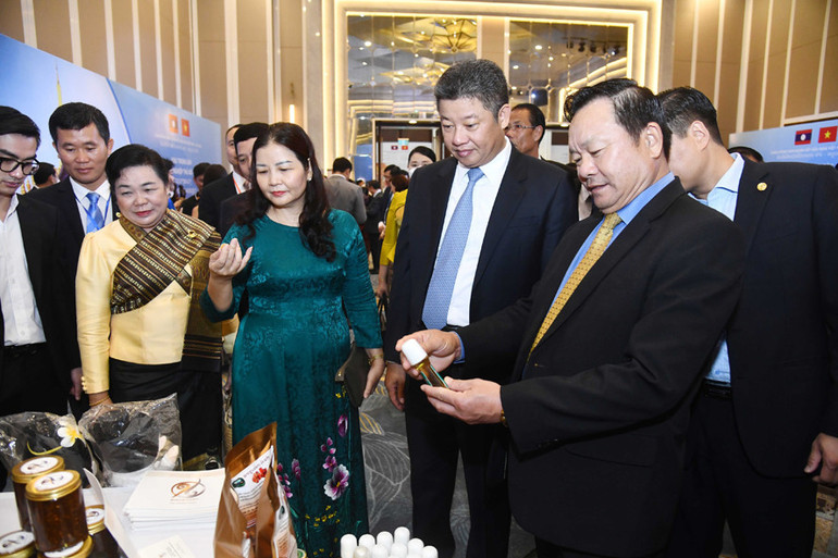 Các đại biểu tham quan các gian trưng bày sản phẩm nổi bật của hai nước tại Hội nghị xúc tiến đầu tư, thương mại, du lịch Hà Nội - Viêng Chăn năm 2022.