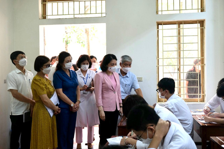 Đoàn kiểm tra làm việc tại trường trung học phổ thông Trí Đức (quận Nam Từ Liêm, Hà Nội).