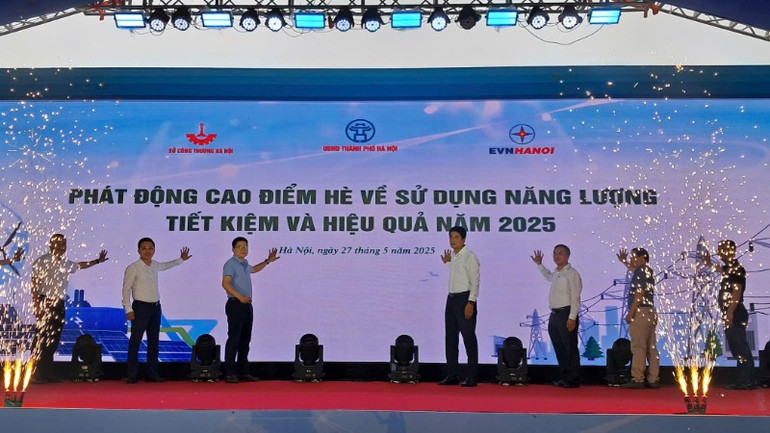 Các đại biểu thực hiện nghi thức phát động. (ẢNH: NGUYÊN TRANG)