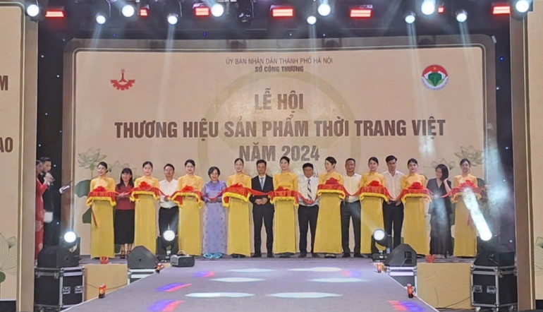 Các đại biểu thực hiện nghi thức cắt băng khai mạc Lễ hội.