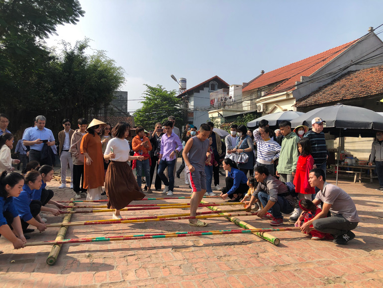 Người dân và khách du lịch thử sức với các trò chơi dân gian.