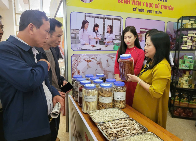 Gian trưng bày các phương thuốc y học cổ truyền của Bệnh viện Y học cổ truyền Hà Tĩnh.