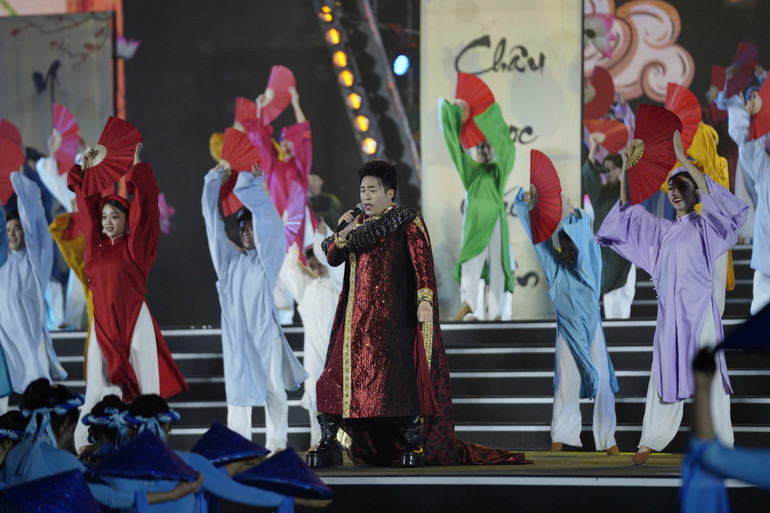 Một tiết mục nghệ thuật tại lễ kỷ niệm. Một tiết mục nghệ thuật tại lễ kỷ niệm.